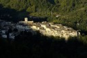 Il borgo di Castelli all'alba