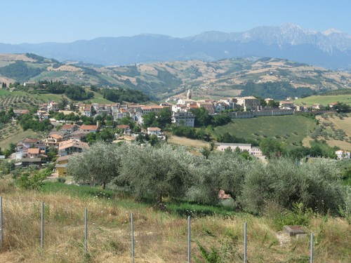 Castilenti, veduta Nord del paese con lo sfondo del Gran Sasso