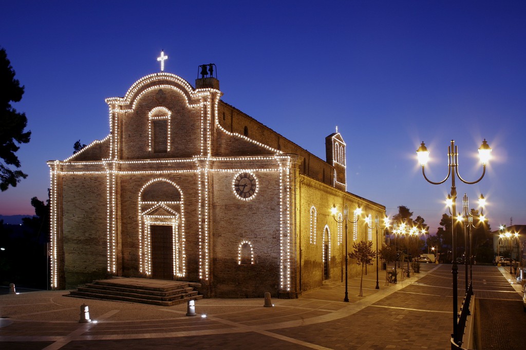 Morro D'oro - chiesa con luminarie